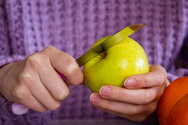 Mano Cerca Está Cortando Manzana Verde Concepto Alimentación Saludable Dieta — Foto de Stock