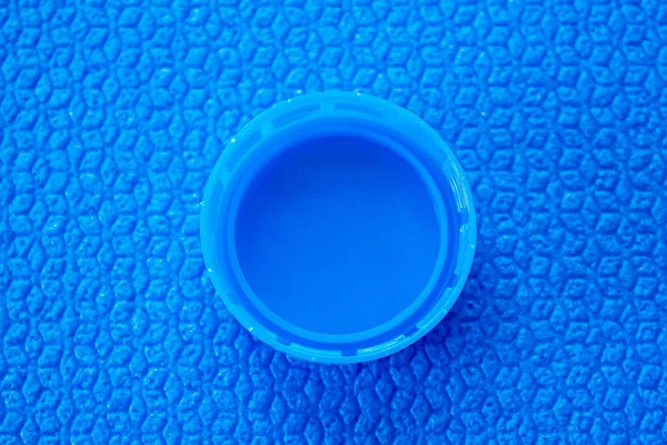 Голубая Крышка Бутылки Синем Фоне Вид Сверху Плоский — стоковое фото
