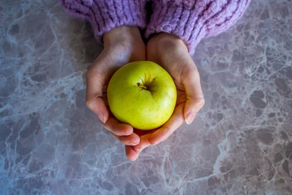 Φωτογραφία Από Πάνω Γυναίκα Κρατά Πράσινο Μήλο Στο Χέρι Της — Φωτογραφία Αρχείου