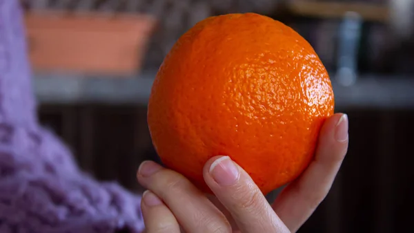 Foto Close Mulher Segurando Frutas Laranja Mão Conceito Alimentação Dieta — Fotografia de Stock