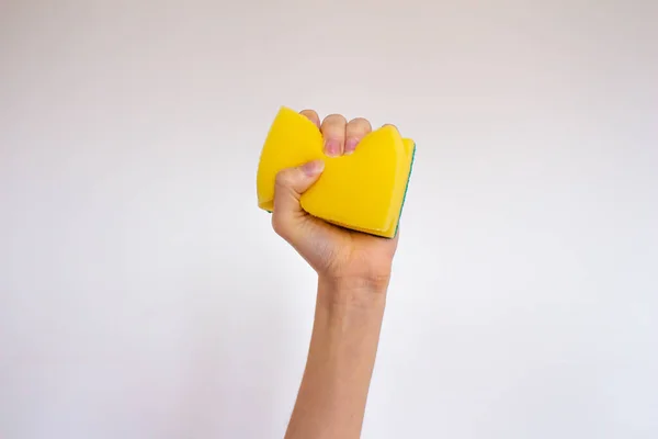 Mano Sosteniendo Una Esponja Amarilla Aislada Sobre Fondo Blanco —  Fotos de Stock