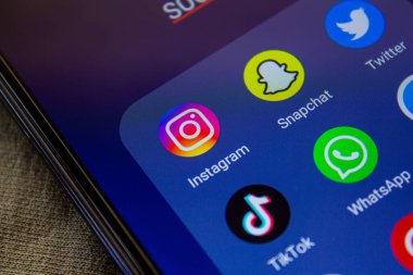 Akıllı telefon ekranında sosyal medya uygulamaları (Instagram, Snapchat, Twitter, TikTok, Whatsapp) simgeleri. Afyonkarahisar, Türkiye - 4 Nisan 2022.