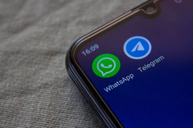 WhatsApp ve Telegram uygulama simgeleri akıllı telefon ekranında. Yaygın mesajlaşma uygulamaları. Afyonkarahisar, Türkiye - 4 Nisan 2022.