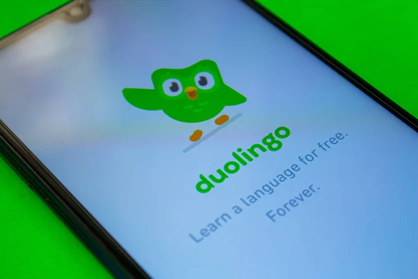 Duolingo android uygulaması akıllı telefon ekranında. Popüler dil öğrenme uygulaması. Afyonkarahisar, Türkiye - 4 Nisan 2022.