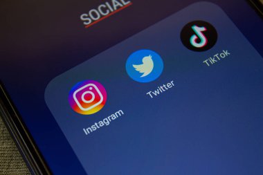 Akıllı telefon ekranında sosyal medya uygulamaları (Instagram, -Twitter, TikTok) simgeleri. Afyonkarahisar, Türkiye - 4 Nisan 2022.