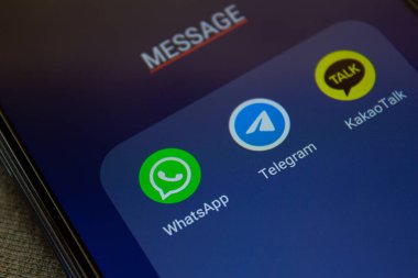 WhatsApp, Telegram ve KakaoTalk uygulama simgeleri akıllı telefon ekranında. Yaygın mesajlaşma uygulamaları. Afyonkarahisar, Türkiye - 4 Nisan 2022.