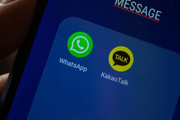 Iconos Aplicaciones Whatsapp Kakaotalk Pantalla Del Teléfono Inteligente Aplicaciones Mensajería —  Fotos de Stock