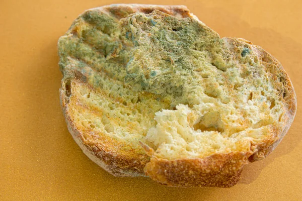 Schimmeliges Brot Nahaufnahme Foto Von Faulem Brot Auf Farbigem Hintergrund — Stockfoto