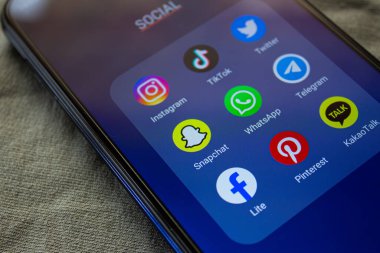 Akıllı telefon ekranında sosyal medya uygulamaları (Instagram, TikTok, Twitter, Snapchat, WhatsApp, Telegram, Facebook Lite, Pinterest, KakaoTalk) simgeleri. Afyonkarahisar, Türkiye - 4 Nisan 2022.
