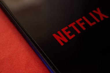 Akıllı telefon ekranında Netflix logosu. Popüler yayın servisi Netflix. Afyonkarahisar, Türkiye - 4 Nisan 2022.