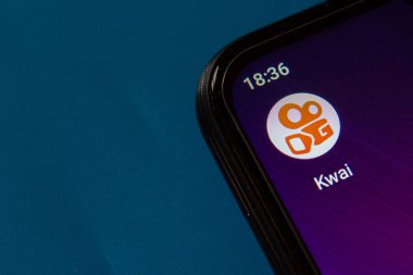Akıllı telefon ekranında Kwai mobil uygulama simgesi. Popüler sosyal medya uygulaması Kwai. Afyonkarahisar, Türkiye - 5 Nisan 2022.