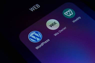Akıllı telefon ekranında web sitesi oluşturan uygulama simgeleri. WordPress, Wix ve Weebly android uygulamaları. Afyonkarahisar, Türkiye - 5 Nisan 2022.