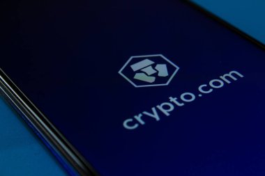 Akıllı telefon ekranında Crypto.com mobil uygulama logosu. Afyonkarahisar, Türkiye - 6 Nisan 2022.