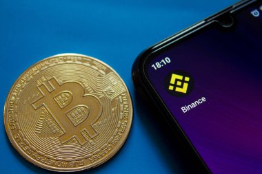 Akıllı telefon ekranında Binance mobil uygulama simgesi. Altın bitcoin para. Afyonkarahisar, Türkiye - 6 Nisan 2022.