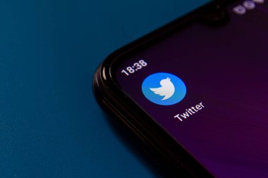 Akıllı telefon ekranında Twitter mobil uygulama simgesi. Popüler sosyal medya uygulaması Twitter. Afyonkarahisar, Türkiye - 5 Nisan 2022.