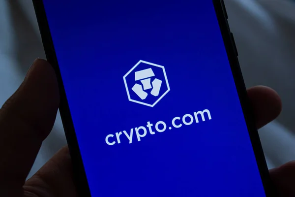 Elinde Crypto.com mobil uygulama logosu olan akıllı telefon ekranda. Afyonkarahisar, Türkiye - 6 Nisan 2022.