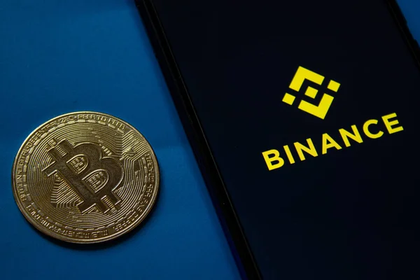 Binance mobil uygulama logosu akıllı telefon ekranında. Altın bitcoin para. Afyonkarahisar, Türkiye - 6 Nisan 2022.