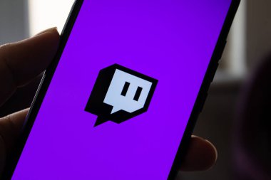 Akıllı telefon ekranında mobil uygulama logosunu işaretle. Popüler sosyal medya uygulaması Twitch. Afyonkarahisar, Türkiye - 8 Nisan 2022.