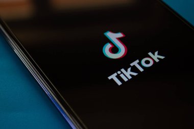 Akıllı telefon ekranında TikTok mobil uygulama logosu. Popüler sosyal medya uygulaması TikTok. Afyonkarahisar, Türkiye - 8 Nisan 2022.