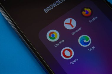 Akıllı telefon ekranında mobil internet tarayıcı uygulamaları (Google Chrome, Yandex, Firefox, Opera, Microsoft Edge) simgeleri. Afyonkarahisar, Türkiye - 8 Nisan 2022.