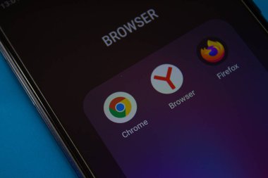 Akıllı telefon ekranında mobil internet tarayıcı uygulamaları (Google Chrome, Yandex, Firefox) simgeleri. Afyonkarahisar, Türkiye - 8 Nisan 2022.