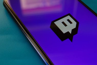 Akıllı telefon ekranında mobil uygulama logosunu işaretle. Popüler sosyal medya uygulaması Twitch. Afyonkarahisar, Türkiye - 8 Nisan 2022.