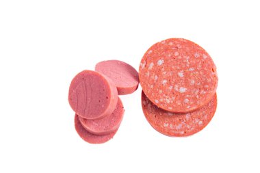 Üst görünüm sosis ve sucuk beyaz arkaplanda izole.