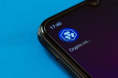 Akıllı telefon ekranında Crypto.com mobil uygulama simgesi. Afyonkarahisar, Türkiye - 6 Nisan 2022.