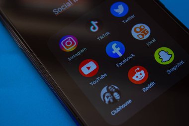 Akıllı telefon ekranında sosyal medya uygulamaları (Instagram, TikTok, Twitter, YouTube, Facebook, Kwai, Club house, Reddit, Snapchat) simgeleri. Afyonkarahisar, Türkiye - 10 Nisan 2022.