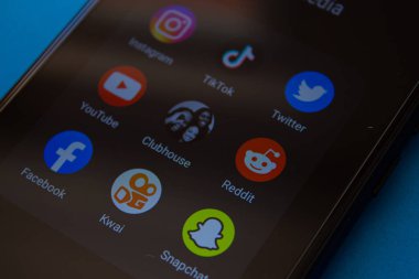 Akıllı telefon ekranında sosyal medya uygulamaları (Instagram, TikTok, Twitter, YouTube, Facebook, Kwai, Club house, Reddit, Snapchat) simgeleri. Afyonkarahisar, Türkiye - 10 Nisan 2022.