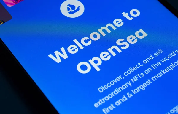 Akıllı telefon ekranında OpenSea mobil uygulaması. Afyonkarahisar, Türkiye - 5 Nisan 2022.