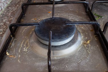 Kirli ocak. Mutfaktaki kirli gaz sobasının yakın plan fotoğrafı..