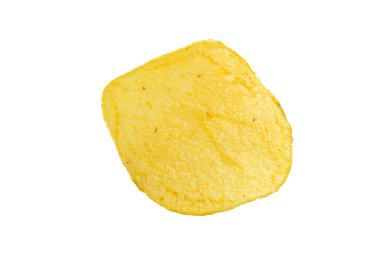 Patates cipsi ya da cips. Beyaz arkaplanda izole edilmiş patates cipslerinin üst görünümü.