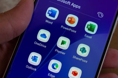 Telefon ekranında çeşitli Microsoft mobil uygulama simgeleri. Afyonkarahisar, Türkiye - 15 Nisan 2022.