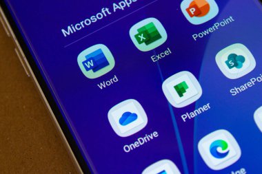 Telefon ekranında çeşitli Microsoft mobil uygulama simgeleri. Afyonkarahisar, Türkiye - 15 Nisan 2022.