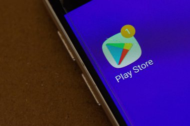 Telefon ekranında Google Play Store uygulama simgesi. - Yakın çekim. Afyonkarahisar, Türkiye - 15 Nisan 2022.