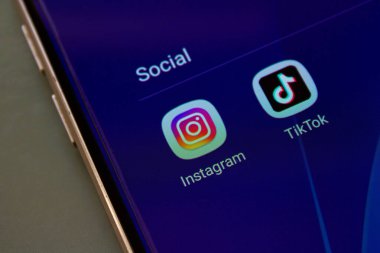 Cep telefonu ekranında Instagram ve TikTok uygulama simgesi. Popüler sosyal medya uygulamaları. Afyonkarahisar, Türkiye - 15 Nisan 2022.