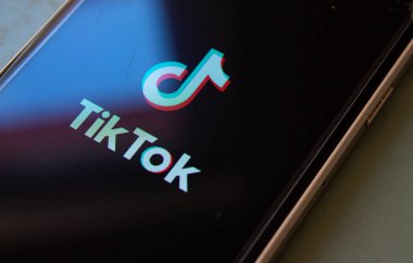 TikTok mobil uygulama logosu telefon ekranında. Popüler sosyal medya uygulaması TikTok. Afyonkarahisar, Türkiye - 15 Nisan 2022.