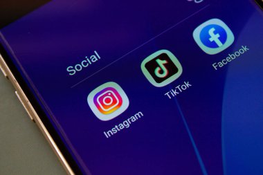 Akıllı telefon ekranında sosyal medya uygulamaları (Instagram, TikTok, Facebook) simgeleri. Afyonkarahisar, Türkiye - 15 Nisan 2022.