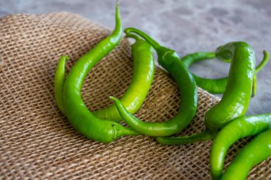 Masada olgun yeşil biberler var. Biberlerin yakın plan fotoğrafı..