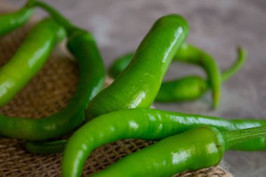 Masada olgun yeşil biberler var. Biberlerin yakın plan fotoğrafı..