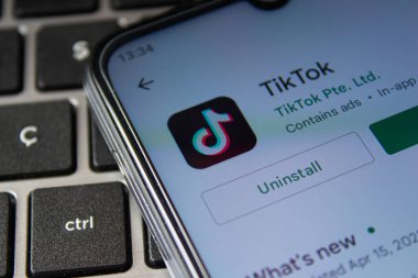 Google Play Store ekranında TikTok mobil uygulama logosu. Popüler sosyal medya uygulaması TikTok. Afyonkarahisar, Türkiye - 18 Nisan 2022.