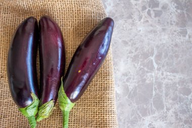Masada patatesler ve fotokopi alanı. Patlıcan ya da patlıcanın üst görünümü.