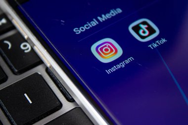 Cep telefonu ekranında Instagram ve TikTok uygulama simgesi. Popüler sosyal medya uygulamaları. Afyonkarahisar, Türkiye - 18 Nisan 2022.