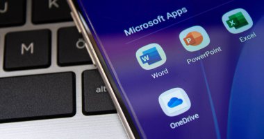 Telefon ekranında çeşitli Microsoft mobil uygulamaları (Word, PowerPoint, Excel, OneDrive) simgeleri. Afyonkarahisar, Türkiye - 18 Nisan 2022.