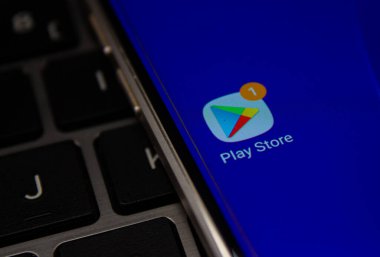 Telefon ekranında Google Play Store uygulama simgesi. - Yakın çekim. Afyonkarahisar, Türkiye - 18 Nisan 2022.