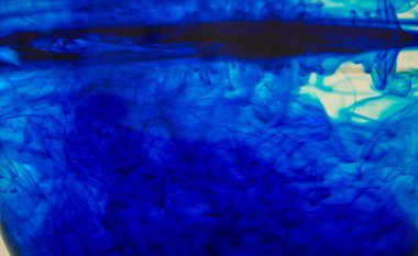 Soyut mavi arkaplan. Suyun içine koyu mavi mürekkep sıçradı..