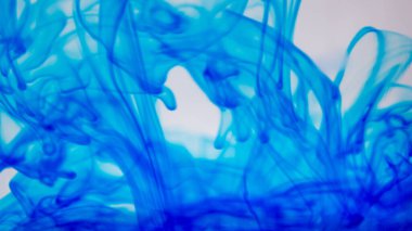 Soyut mavi arkaplan. Suyun içine koyu mavi mürekkep sıçradı..