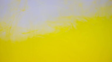 Soyut sarı arkaplan fotoğrafı. Suya sarı mürekkep sıçradı..