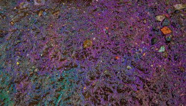 Neon mor arka plan. Betondaki kimyasal leke. Zehirli kimyasallar doğada yayılır..